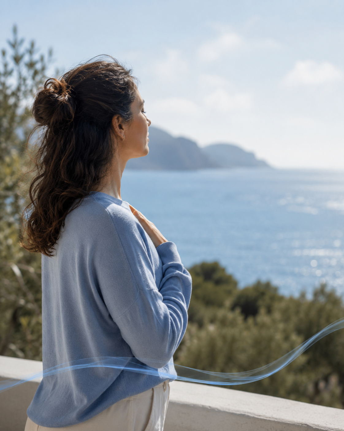 Donna vista di profilo su un sentiero panoramico affacciato sul mare, con una mano appoggiata al petto, a rappresentare il tema dei sintomi da riconoscere. Immagine generata con intelligenza artificiale, a scopo esclusivamente illustrativo.